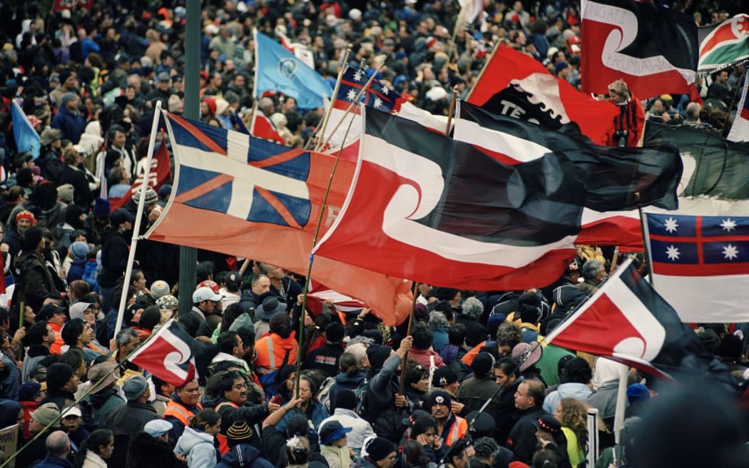 A host of flags accompanied the many thousands of marchers protesting against foreshore and seabed legislation in 2004. On the right is the first New Zealand flag; also prominent is the tino rangatiratanga flag, a flag of self-determination, designed in 1989–90. Photograph by Michael Hall. Museum of New Zealand Te Papa Tongarewa, MA_E.003515. p285