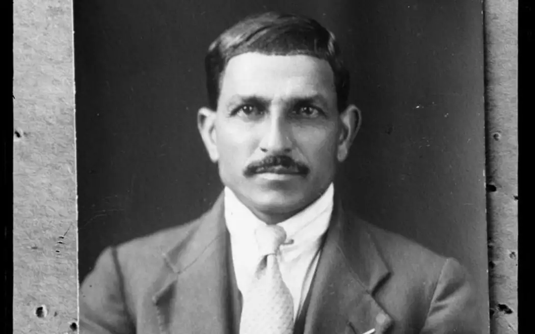 Những mảnh ghép còn thiếu: Vượt gian khó, kiến tạo tương lai tươi sáng 2 Copy of a portrait of Bhula Chhania, circa 1940s, Wellington, by Cuba Photographic Studio, William Vinsen. Purchased 1998 with New Zealand Lottery Grants Board funds. Te Papa (A.014212)