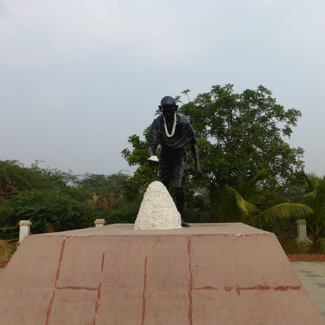 Mảnh ghép ký ức: Cầu nối giữa Ấn Độ và New Zealand 4 A statue in Dandi depicts the moment Gandhi broke British salt laws in an act of defiance against colonial rule.