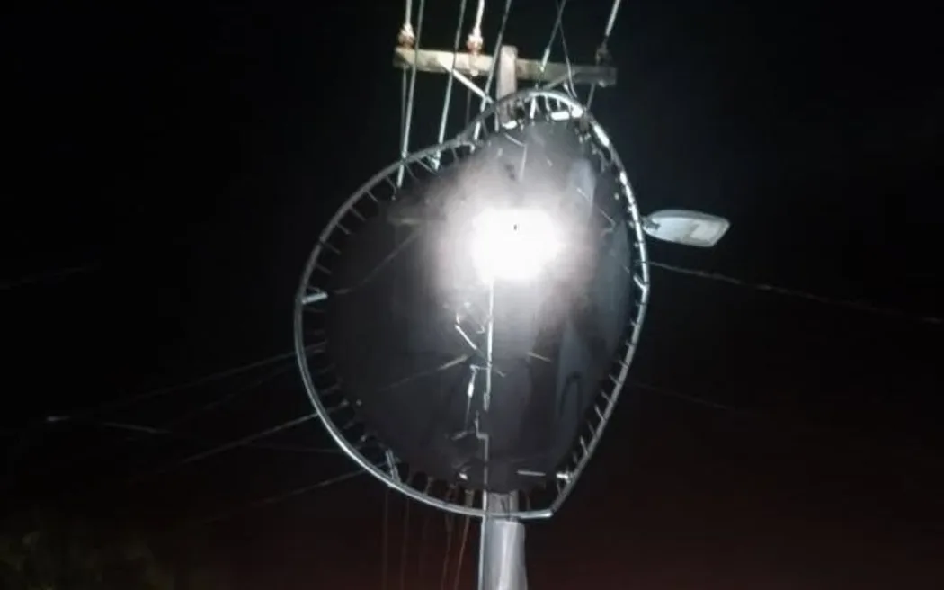 Cập nhật: Gió mạnh càn quét Auckland, cây đổ và mất điện diện rộng 3 A trampoline hit the powerlines on Grandview Road.