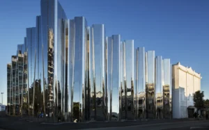 architect andrew patterson designed the Trung tâm Len Lye ở New Plymouth: Giai điệu kiến trúc mừng sinh nhật 10 tuổi