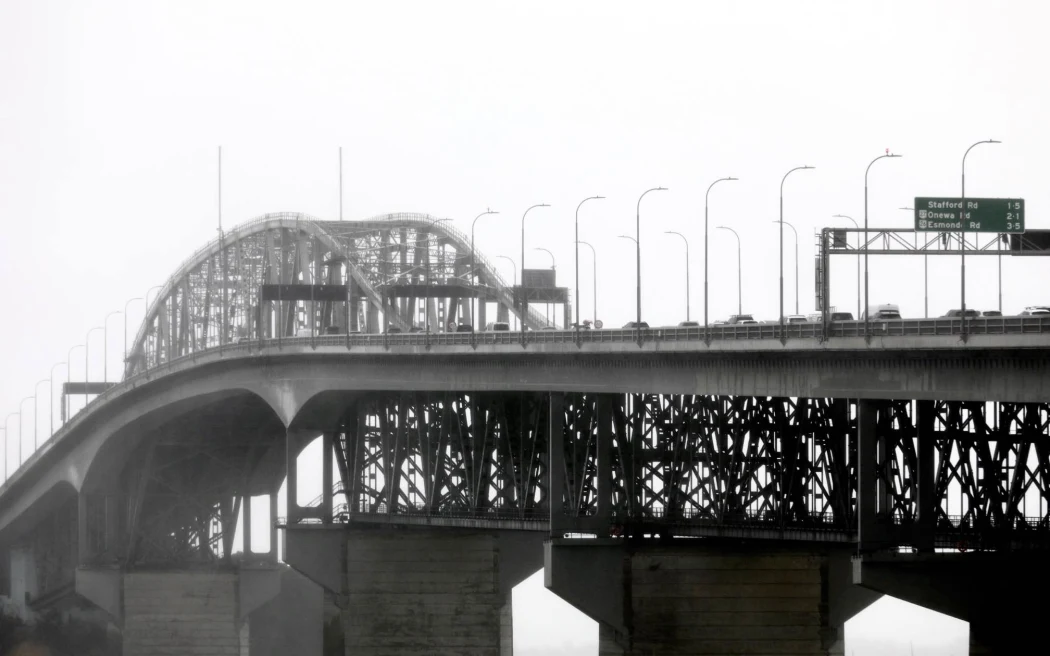 Cập nhật: Gió mạnh càn quét Auckland, cây đổ và mất điện diện rộng 2 Auckland Harbour Bridge on a rainy day. Weather generic.