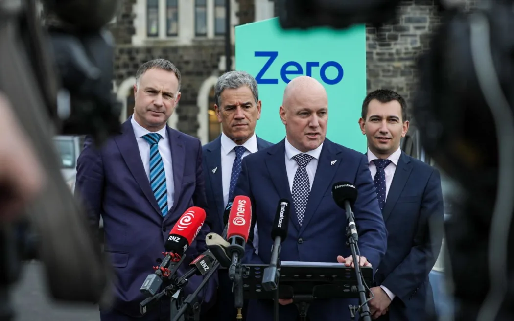 Luật khí hậu 'đột phá' của Jacinda Ardern giờ chỉ còn là 'cái vỏ rỗng' 2 From left to right: National's Simon Watts, Dale Stephens (Nats candidate for Christchurch Central) National Party leader Christopher Luxon, and Transport spokesperson Simeon Brown.