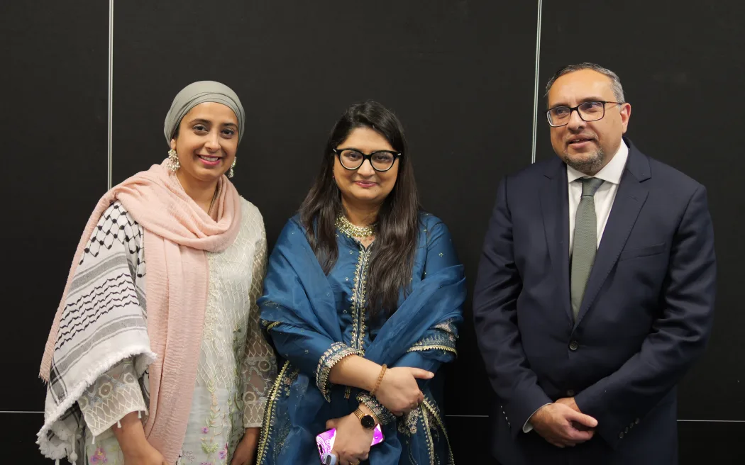 Cộng đồng Pakistan tại New Zealand kỷ niệm Ngày Độc lập, ôn lại hành trình giành tự chủ 2 (From left) Hina Nasir, Asma Azhar, President of the Pakistan Association of Wellington New Zealand, and Pakistan High Commissioner Faisal Aziz at the event in Wellington.