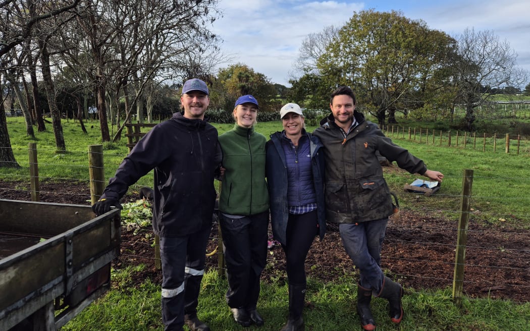 Trang trại Auckland tăng lợi nhuận nhờ mô hình độc đáo 5 From left: Woofers Tommy Falconer and Tilly Millson have been helping the Upchurches with feeding stock and planting native trees.