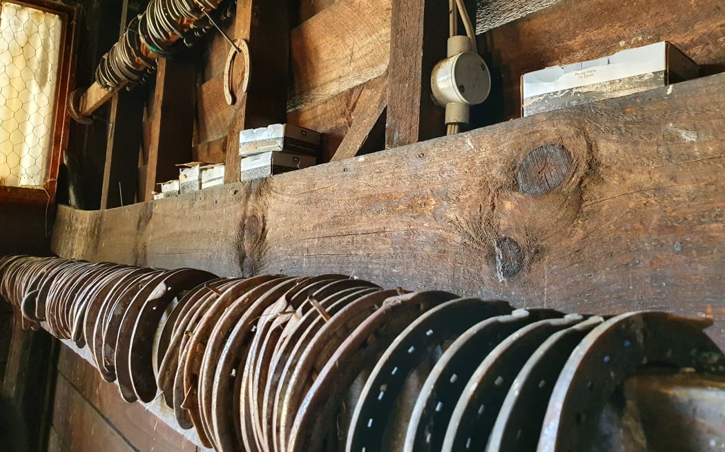 Trang trại Molesworth biểu tượng New Zealand: DOC mở cửa cơ hội kinh doanh mới 2 Horseshoes in a Molesworth Station smithy