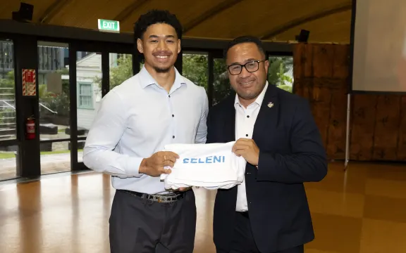 Sinh viên Pasifika đại diện Aotearoa tranh tài tại giải đua thuyền danh giá nhất hành tinh 2 Josiah Seleni, left, said he is passionate about being on the water.