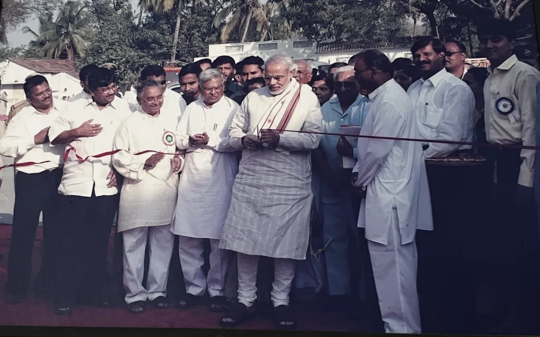 Mảnh ghép ký ức: Cầu nối giữa Ấn Độ và New Zealand 8 Magan Karadia (third from left) at a Karadi event with Indian Prime Minister Narenda Modi.