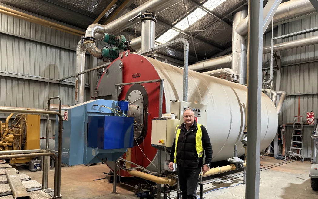 Khủng hoảng đe dọa ngành công nghiệp 36 NZ Hothouse managing director Simon Watson at one of two giant gas boilers that help fuel and feed thousands of tomato plants.