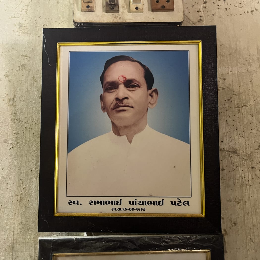 Mảnh ghép ký ức: Cầu nối giữa Ấn Độ và New Zealand 6 Gosai Patel's father, Rama Panchia, was a freedom fighter aligned with Mahatma Gandhi.