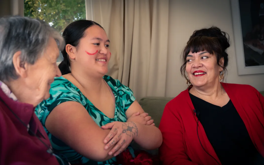 Tusiata Avia: Tiếng nói của cộng đồng Pasifika New Zealand 4 Tusiata Avia with her daughter Sepela and mother.