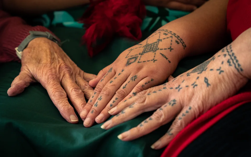 Tusiata Avia: Tiếng nói của cộng đồng Pasifika New Zealand 2 Tusiata Avia displays her hand tatau with her mother and daughter.