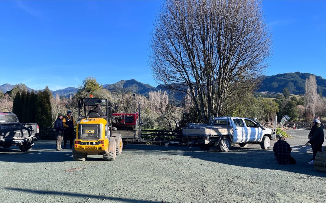 Hàng rào cứu cánh cho nông dân Tasman 'tả tơi' vì lũ lụt 2 Repost in Tasman following the floods.