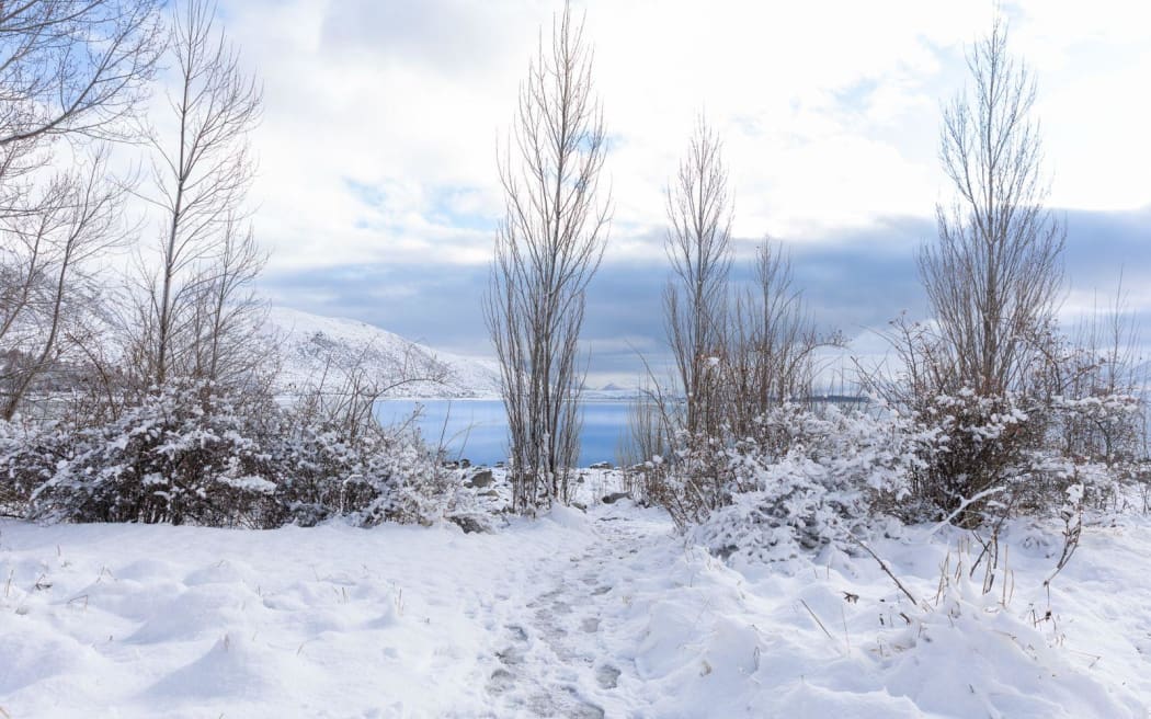 Cập nhật: Gió mạnh càn quét Auckland, cây đổ và mất điện diện rộng 4 Snow in Tekapo on 9 August, 2025.