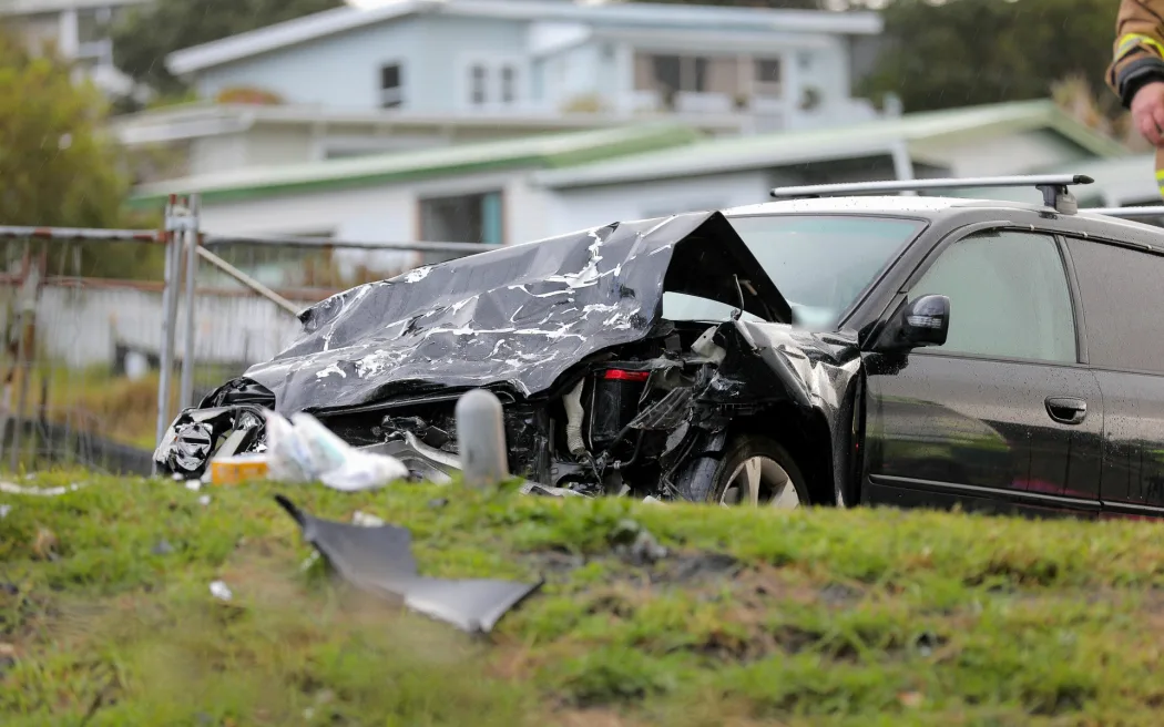 Tai nạn liên hoàn gần siêu thị Stanmore Bay: Đường phong tỏa, 3 người nhập viện 3 Car crash on Whangaparoa Road resulting in serious injuries