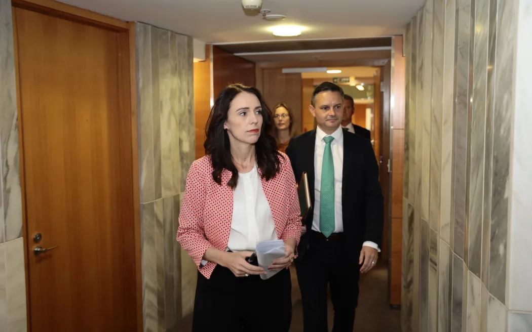 Luật khí hậu 'đột phá' của Jacinda Ardern giờ chỉ còn là 'cái vỏ rỗng' 4 Prime Minister Jacinda Ardern and climate change minister James Shaw.