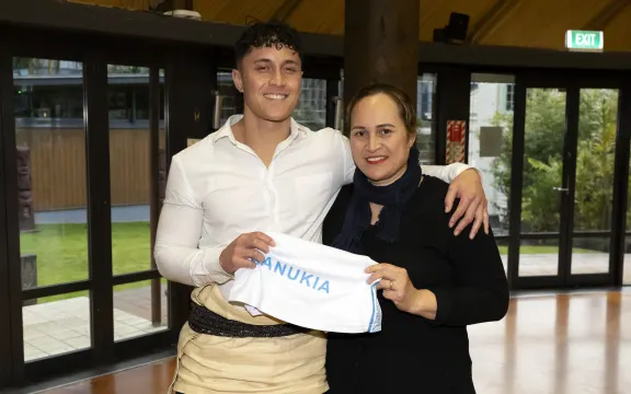 Sinh viên Pasifika đại diện Aotearoa tranh tài tại giải đua thuyền danh giá nhất hành tinh 3 Viliami Manukia, left, said waka ama is a way of life across Polynesian culture.