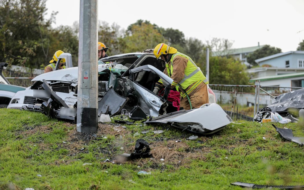 Tai nạn liên hoàn gần siêu thị Stanmore Bay: Đường phong tỏa, 3 người nhập viện 2 Car crash on Whangaparoa Road resulting in serious injuries