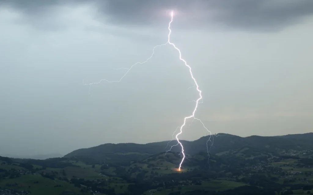 Ai dễ bị sét đánh trúng nhất? Nông dân và nam giới có nguy cơ cao hơn hẳn 1 Lighting hitting a fence in farmland, near Novalaise, Savoie in France, on 22 July, 2017.