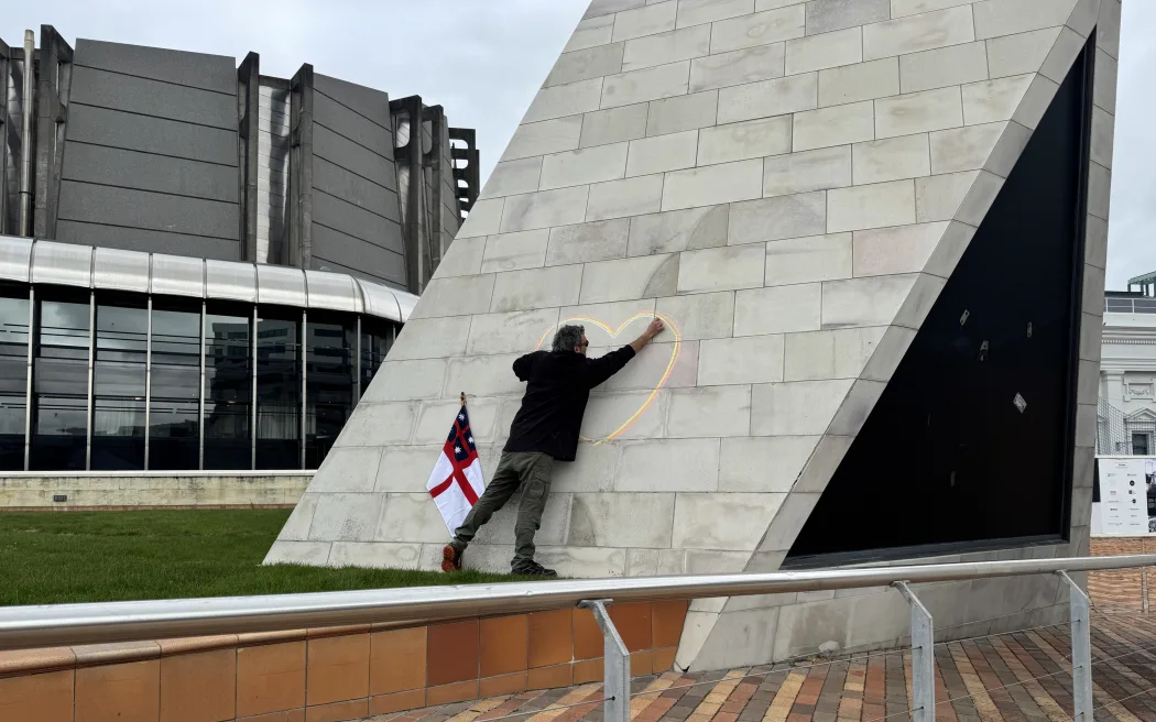 Wellington: Đóng cầu City to Sea vào cuối tuần cao điểm, Hội đồng thành phố hứng 'bão' chỉ trích 3 A man drawing near Wellington's City to Sea bridge.
