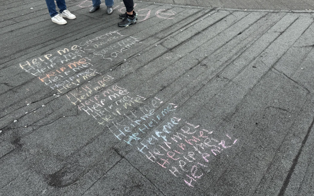 Wellington: Đóng cầu City to Sea vào cuối tuần cao điểm, Hội đồng thành phố hứng 'bão' chỉ trích 4 Chalk on Wellington's City to Sea bridge.