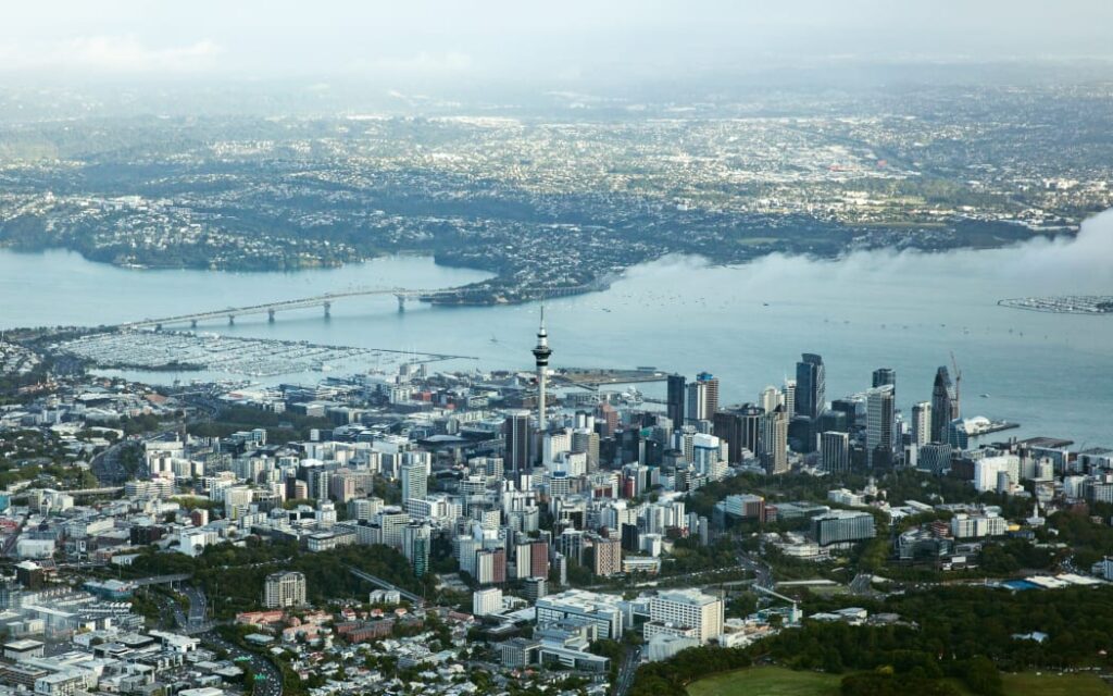 Thị trường nhà đất Auckland ảm đạm: Một chủ nhà mất hơn 1,2 triệu đô la 1 An aerial view of Auckland city, showing both the Harbour Bridge and the Sky Tower.