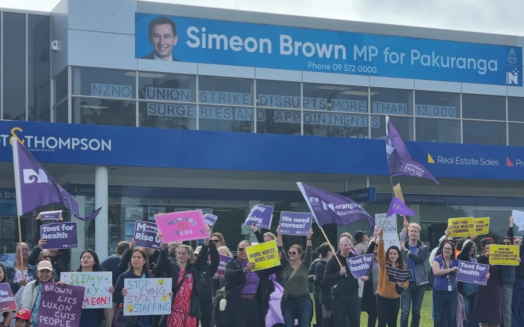 Y tá, hộ sinh và trợ lý y tế New Zealand tiếp tục đình công ngày thứ hai 2 Simeon Brown nurse strike