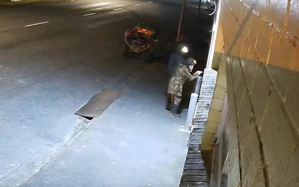 Hé lộ những giờ phút cuối của Tom Phillips: Chấm dứt 1358 ngày lẩn trốn trong rừng sâu 2 A still image from the CCTV believed to show Tom Phillips and a child.