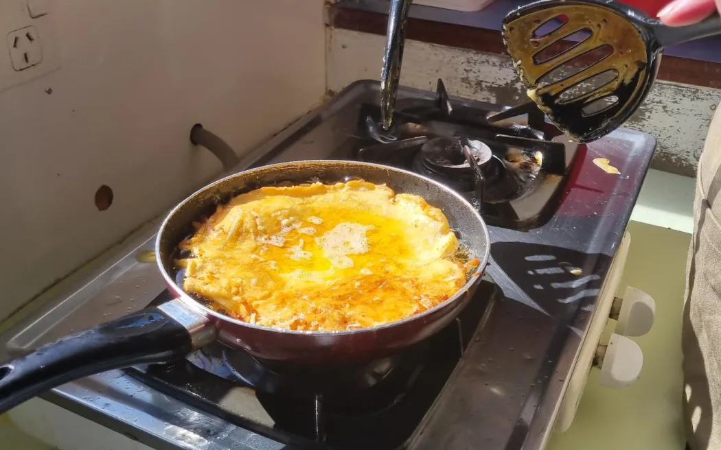 Mùa săn cá con 'vàng trắng' khởi động: Cuộc hành trình thường niên đầy hấp dẫn 6 A whitebait fritter on the stove.