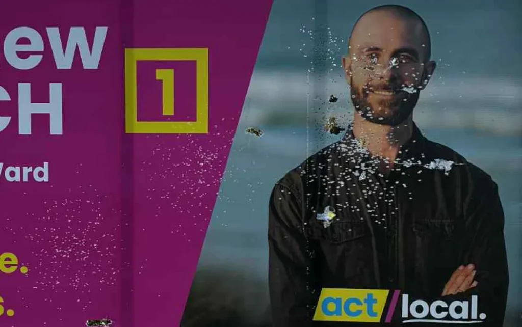 act party candidate matt yovichs campai "Trời đất ơi!": Ứng viên đảng ACT bàng hoàng vì biển quảng cáo bị bắn phá