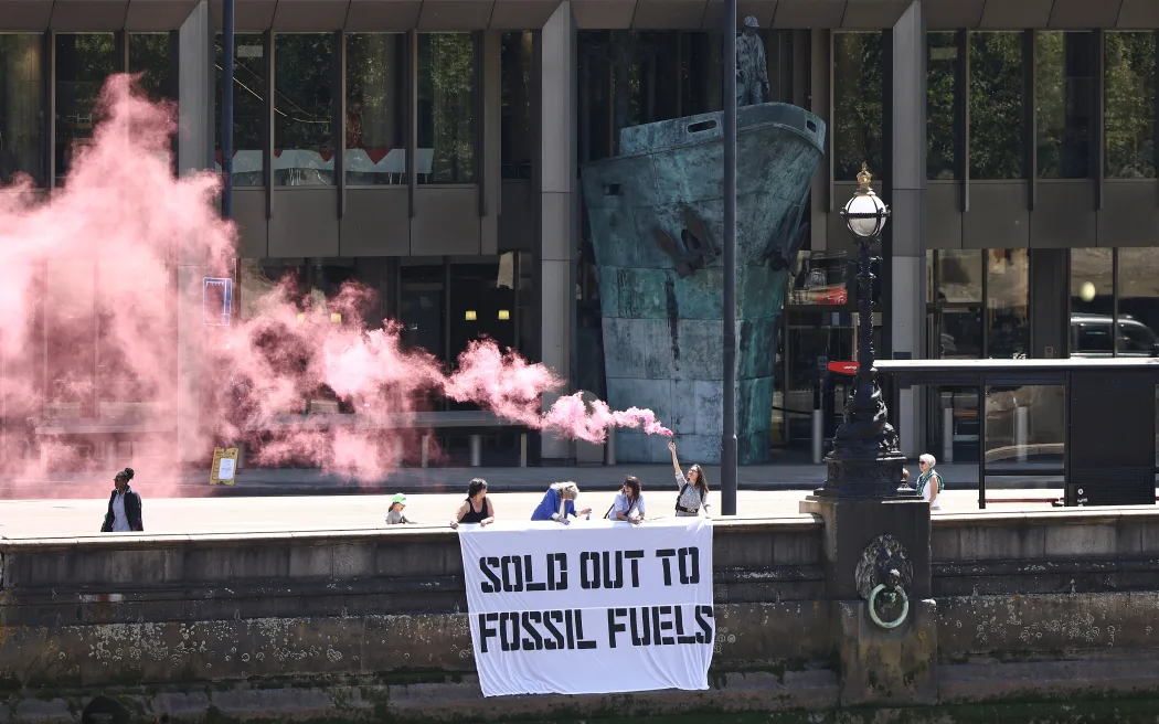 New Zealand: Khí thải hàng không, hàng hải có được đưa vào mục tiêu Net Zero 2050? 3 Activists from the Ocean Rebellion group protest outside the International Maritime Organization (IMO) at the end of the 80th Marine Protection Committee (MEPC) conference in London on July 7, 2023. The International Maritime Organization, overseer of the highly-polluting shipping industry, sealed a landmark deal Friday to improve its target to cut carbon emissions but green campaigners said it fell far short. (Photo by HENRY NICHOLLS / AFP)