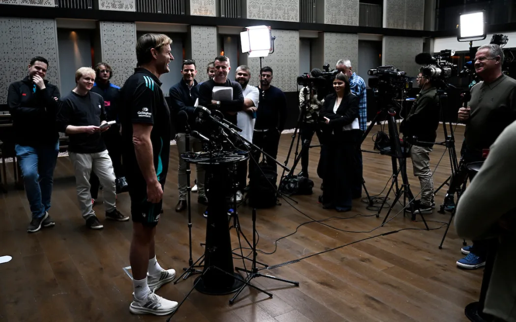 Bledisloe Cup: Trận đấu All Blacks và Wallabies "nóng" hơn thường lệ vì những lý do này 4 All Blacks head coach Scott Robertson speaks to media.