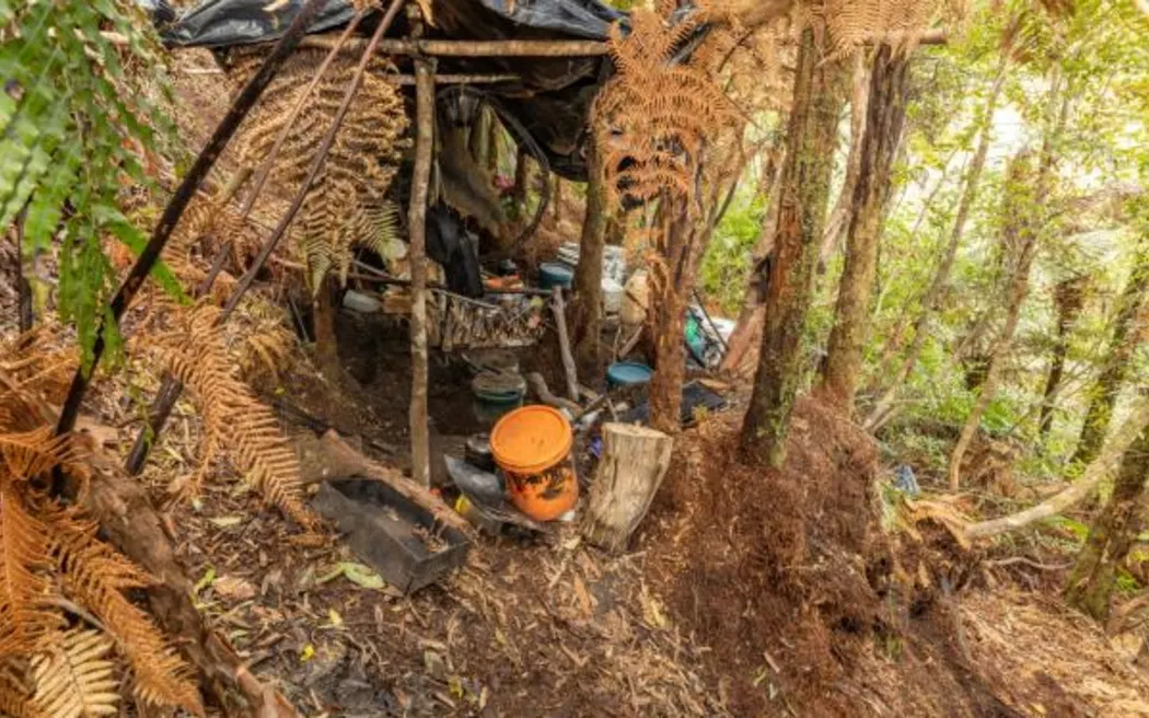 “Rợn người, mờ ảo”: Hé lộ thêm hình ảnh khu trại của Tom Phillips 3 camp