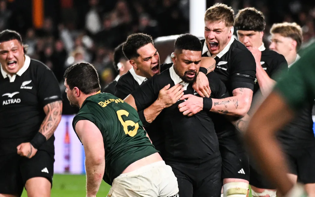 Bledisloe Cup: Trận đấu All Blacks và Wallabies "nóng" hơn thường lệ vì những lý do này 6 Aridie Savea wins a penalty and celebrates with Quinn Tupaea and Fabian Holland.