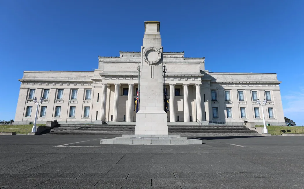 Bảo tàng Auckland đối mặt khủng hoảng tài chính, nguy cơ cắt giảm tới 30 nhân sự 20 Auckland war memorial museum flags half mast