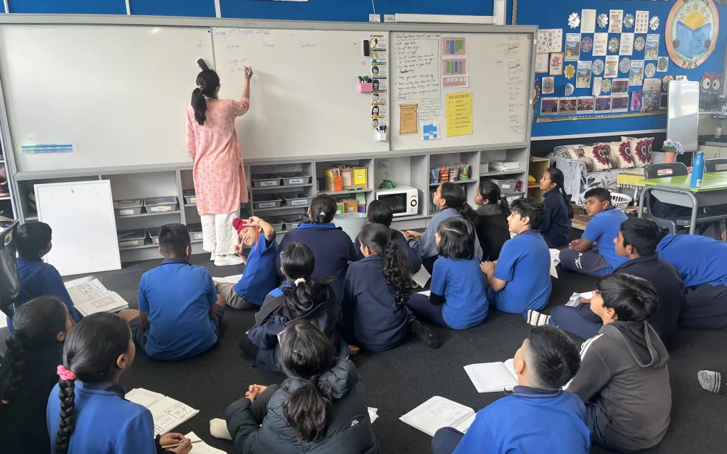 New Zealand: Giới giáo dục kêu gọi bắt buộc học ngoại ngữ thứ hai từ cấp trung học 3 Auckland’s Papatoetoe North School offers two bilingual Hindi classes for Year 3 to Year 6 students.