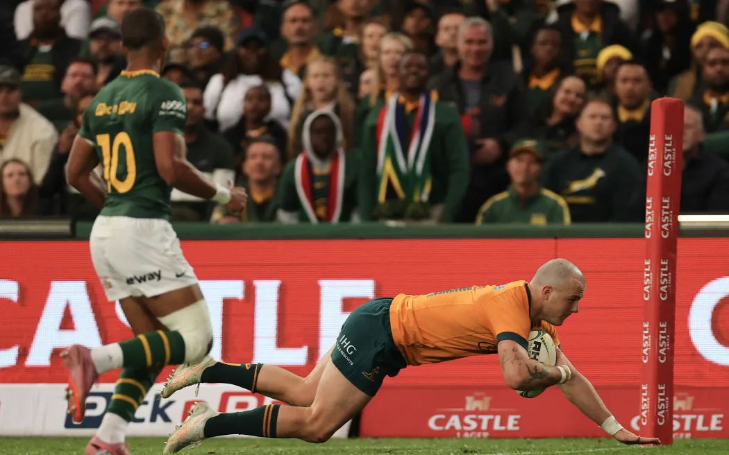 Bledisloe Cup: Trận đấu All Blacks và Wallabies "nóng" hơn thường lệ vì những lý do này 3 Australia's wing Dylan Pietsch scores a try during the Rugby Championship first round Test match between South Africa and Australia at Ellis Park Stadium in Johannesburg, 2025.