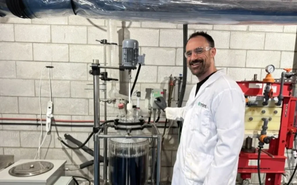 Vì sao New Zealand 'đẩy' rác thải điện tử quý giá ra nước ngoài? 1 Dave Young, head of research and development at Mint Innovation, working on the technology to extract critical metals from old EV batteries for recycling to new batteries.