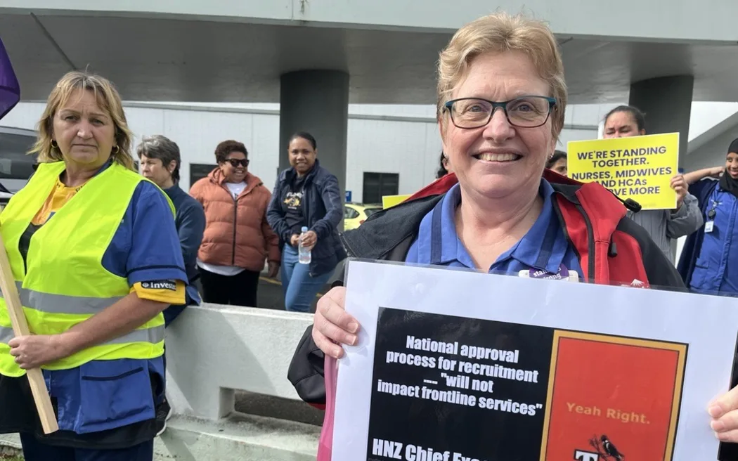 Hệ thống y tế quá tải, nhân viên đối mặt bạo lực gia tăng 2 ED nurse Tracy Chisholm says her department at Waikato Hospital needs 20 extra full-time nurses and healthcare assistants.