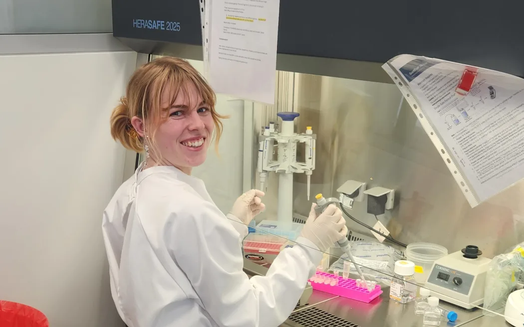 Bác sĩ cấp cao đình công "phản pháo" thông điệp của Bộ trưởng Y tế Simeon Brown 5 Emma Lamb works on a new mRNA vaccine.