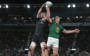 Fabian Holland competes at the lineout with Pieter-Steph du Toit.