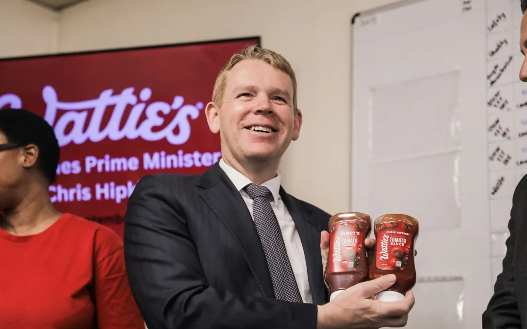 Wattie's: Giảm sản lượng đào ở Hawke's Bay không liên quan đến việc chia tách công ty mẹ 3 Labour leader Chris Hipkins and Labour MP for Tukituki Anna Lorck visit the Watties factory in Napier while on the campaign trail on 21 September 2023.