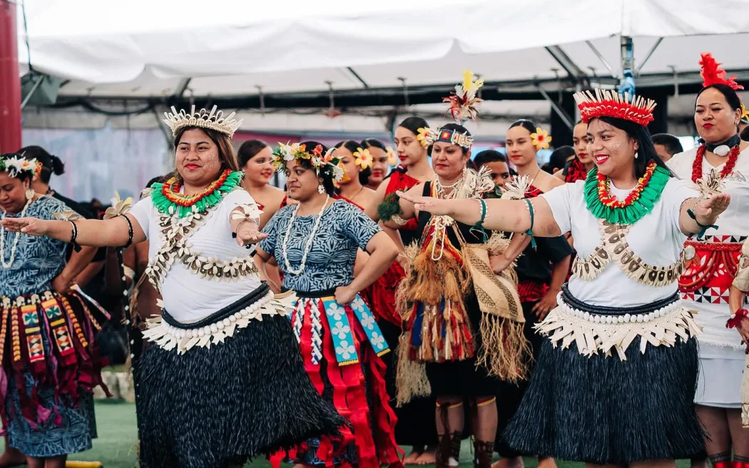 Nữ hoàng Māori phá vỡ im lặng, lần đầu phát biểu trước toàn dân 7 Hundreds of Pacific leaders gathered at Turangawaewae Marae in Ngāruawāhia to pay tribute to the Māori monarch Te Arikinui Kuini Nga wai hono i te po on the third day of Koroneihana celebrations.