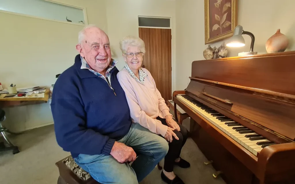Đời sống đồng quê: Nhâm nhi trà, tâm sự chuyện đời nông với gia đình Buckingham 1 Ian and Pam Buckingham sitting in front of the piano in their home