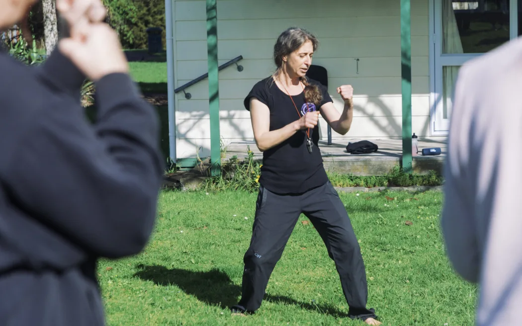 Phụ nữ nhập cư tự tin, mạnh mẽ hơn nhờ kỹ năng tự vệ 2 Self defense course instructor Julie Poirier