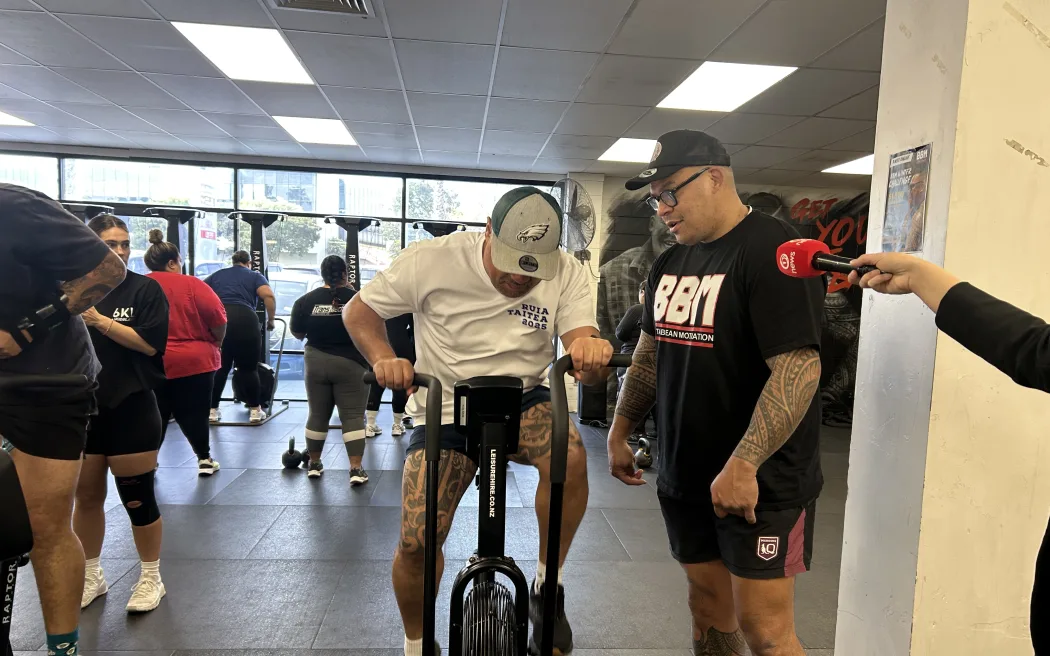 Peeni Henare liên tục bị hỏi về ghế lãnh đạo Công đảng: Liệu có phải là tương lai? 2 Labour's Peeni Henare with Dave Letele at BBM gym in Manukau