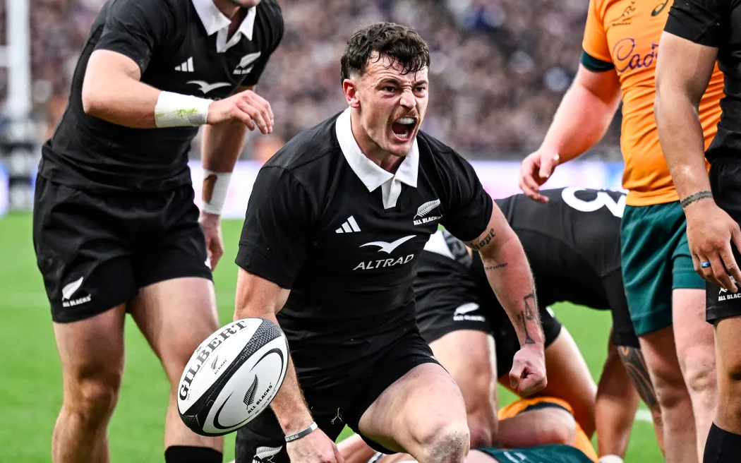 Leroy Carter scores a try for the All Blacks.