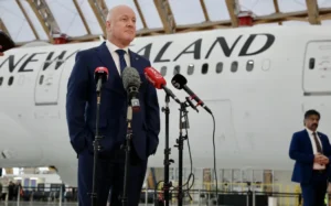 luxon faced questions at air nzs hangar Bộ trưởng Tài chính New Zealand Nicola Willis bác bỏ cáo buộc 'bỏ mặc' nền kinh tế đang suy thoái
