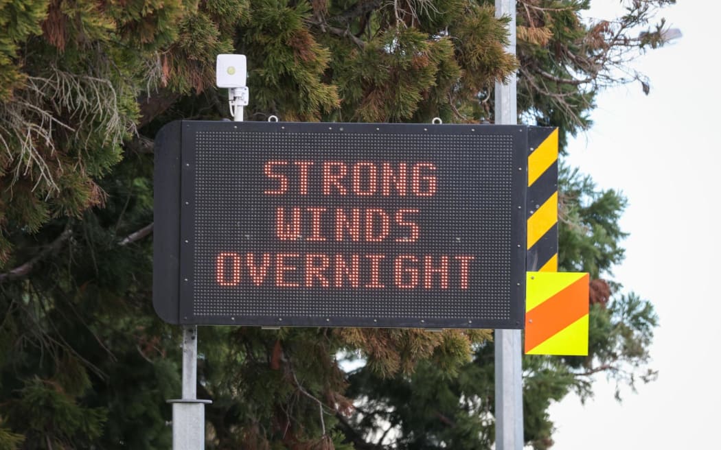 MetService has issued a red level strong wind warning for Canterbury about and west of SH1 from 10pm on Saturday 20 Sep until 3pm Sunday 21 September.