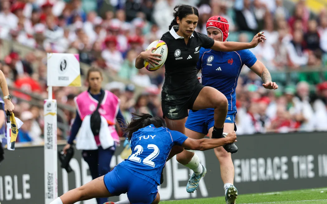 Triều đại vô địch Rugby World Cup của Black Ferns khép lại: New Zealand nhìn về tương lai 3 New Zealand Black Fern's Braxton Sorensen-McGee celebrates try score with Renee Holmes